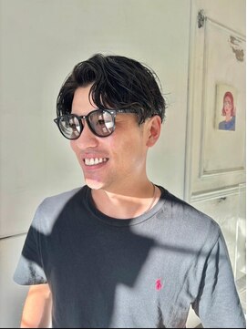 カムジーヘッドカミノウラ(COMEGHEAD KAMINOURA) センターパートメンズマッシュパーマニュアンスパーマ刈り上げ