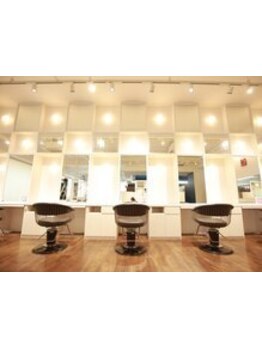 全スタイリストが15年以上経験を積んだ高い技術力で、ヘアーを通じてお客様の魅力を最大限に引き出します☆