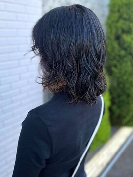 サニー美容室 ニュアンスパーマ 暗めカラー 顔周りレイヤー ブルーブラック