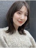 美髪小顔ミディアム流し前髪内巻きグレージュくびれヘア