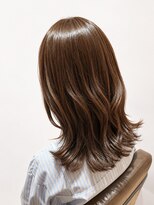 サザエ(SAZAE) 表面レイヤー×艶カラーのミディアムスタイル