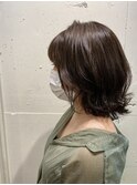 《tomi》ブラウングレー×外ハネくびれボブ