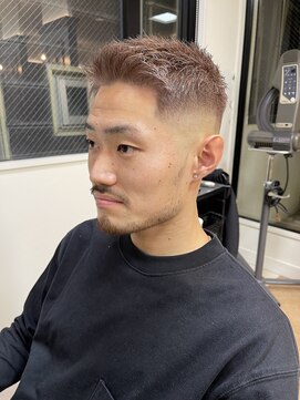 伊太利亜 スキンフェード×グレージュカラー