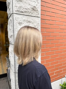 ビスイル 秋葉原店(Vis ill) ハイトーンカラーミルクティーベージュミニウルフ丸みボブ