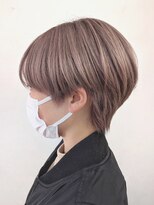 セブンフィズ(SEVEN fizz)&nbsp;透明感抜群のミルクティーベージュ×小顔見せ耳掛けショート