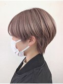 透明感抜群のミルクティーベージュ×小顔見せ耳掛けショート