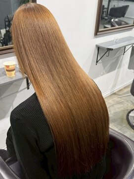 イリ 梅田(ili) ハイライトカラーミルクティーベージュレイヤーカット