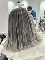 シエラ 南船場(CIERA.)&nbsp;セミロングアンプレラカラーミルクティーグレージュクラゲヘア