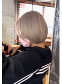 ショートカット　ハイトーンカラー　ホワイトブロンド