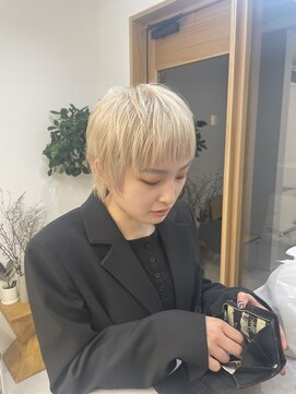 ドットサイン(.CYEN) ホワイト系カラー、ウルフカット