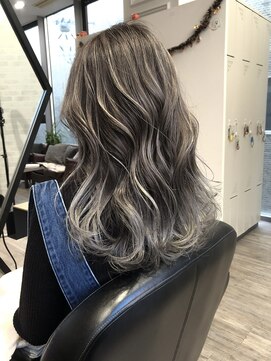 アヴァンス 京橋店(AVANCE) エアータッチバレイヤージュ！毛先はホワイトグレーに