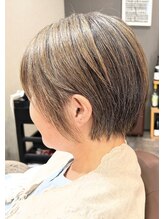 エイチエス(H´S) コンパクトショート(モデル　60代前半　女性)