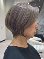 ソワネ 表参道(soigne)&nbsp;表参道白髪ぼかしハイライト丸みショートボブアッシュグレー40代