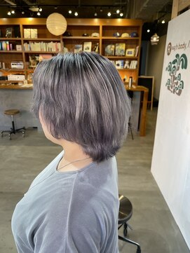 立体感シルバーカラーのハイライトデザイン