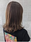 切りっぱなしふんわりミディアム×艶ベージュ