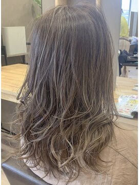 ココンヘアー(KOKON hair) 【ハイライト × ミルクティーベージュ】