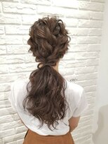 メルク(merc.)&nbsp;ポニーテール風アレンジ