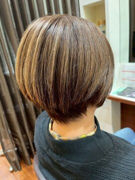 美容室ヒラトヤ 都南店 ダブルカラー耳だしショート大人可愛いマロンベージュマッシュ