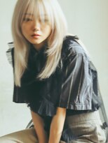 バーノン(VERNON) WHITE SEMILONGwearingFUMIKA_UCHIDA【VERNON】058-262-3611