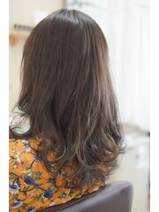 オリーブブラウンの大人髪ヘアースタイル