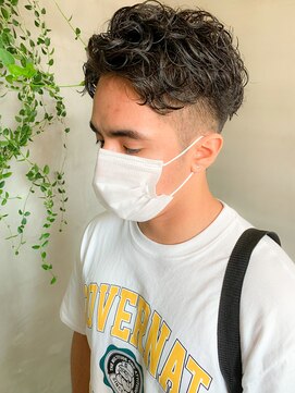 テトヘアー(teto hair) くるくるパーマ、刈り上げ、サイドパート、しっかりパーマ