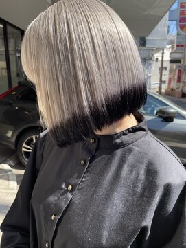 エーラ(Ala) ホワイトシルバー×ブラック