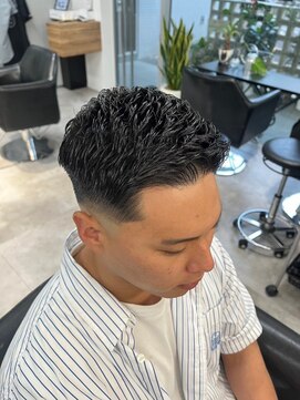 イントロバイフィーネ 渋谷(INTRO . by Fi-Ne) フェードカット/スキンフェードバーバーショート