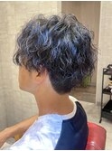 ツイストスパイラルパーマセンターパートツーブロ ック大人へア
