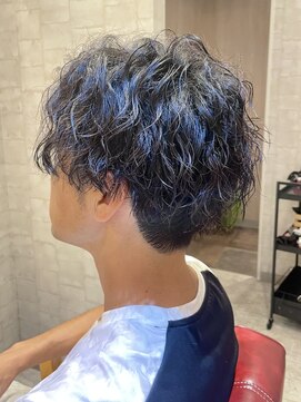 クオリア(Quaria) ツイストスパイラルパーマセンターパートツーブロ ック大人へア