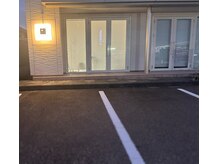 リルヘアールーム(lill hairroom.)の雰囲気(駐車場は店舗前にあり。共同駐車場になっております。)