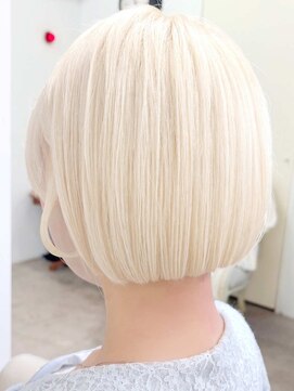 ルネラトーキョー(RUNERA TOKYO) ホワイトカラーシルバーカラーボブカット