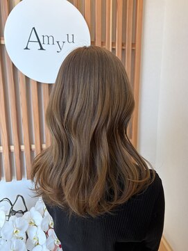 アミュー(Amyu) どんなファッションも合わせやすいベージュカラー