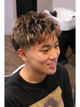 タフ バーバーショップ(TOUGH BARBER SHOP) ツーブロック×ハイライト