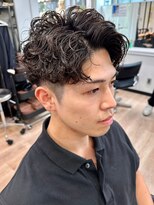 ウェイビーエフティフィフス 横浜西口(WAVEY ft.fifth) 波巻きパーマセンターパートツイストパーマメンズマッシュパーマ