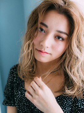 ヘアアンドリラクゼーション シャッセ(Hair&Relaxation SASE) 重ためセンターパートウェーブ