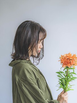 ニーイチイチ(211) くびれヘア/大人ガーリー/ネビージュ