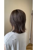 グレージュ系カラーのミディアムレイヤースタイル