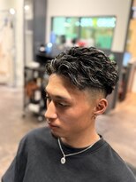 フランクスバーバーリベラルド 横浜(FRANK'S BARBER LIBERALD)&nbsp;スキンフェード×ホワイトメッシュ×スパイラルパーマ