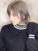 アフィーロ(ACHFILO) 岡田奈々髪型 ハンサムショート　ホワイトベージュ前髪エクステ