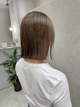 ヌーヴェル(nouvelle) 切りっぱなしボブ×ナチュラルベージュ