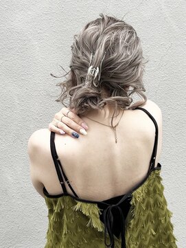 シズク(sizuk) グレージュヘアのアレンジスタイル