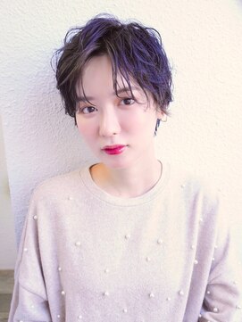 ナツヤ(NATSUYA) 前髪あり耳掛けのショートヘアボルドーカラー