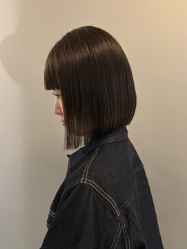 サンプラス(san+) 【リコ】ぱつっとボブと肌に馴染む暗髪カラー