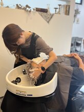 ＊フルフラットのシャンプー台でリラックスタイム・・・首が弱い方やシャンプー台が苦手な方にも好評です＊