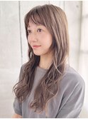 大人の魅力引き出す透け感グレージュ×緩ウェーブ
