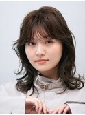 アンニュイな抜け感のあるミディアムレイヤースタイル