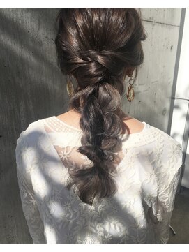 ニキータ(Nikiita) カジュアルな四つ編みポニー