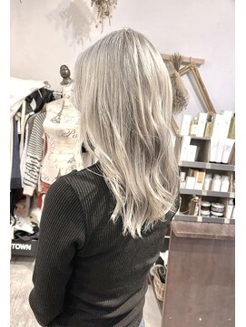 ヘアーアンドアトリエ マール(Hair&Atelier Marl) 【Marl】ホワイトベージュカラー×無造作セミディ