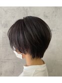 グレージュカラーツヤ感ノーブル前下がりショート