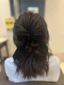 ヴィヴァーチェイルソーレ(VIVACE ilsole) ゆるふわウェーブ♪10代20代成人式卒業式ハーフアップ黒髪リボン